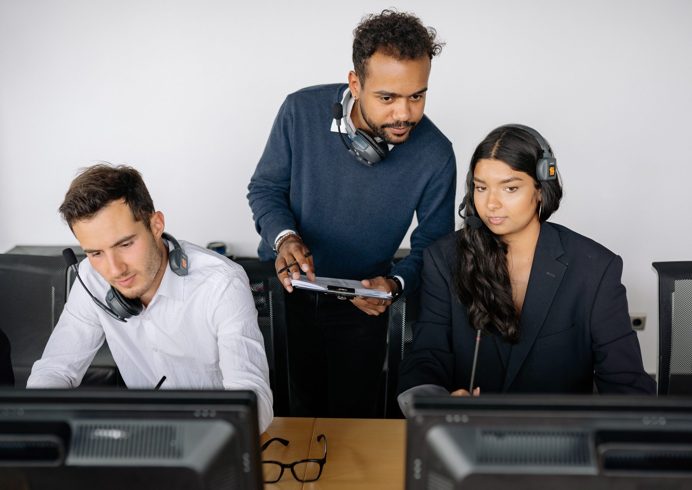 Man and woman looking at the screen of a computer, representing UCSTAK's Whisper Coaching for Live Calls feature.