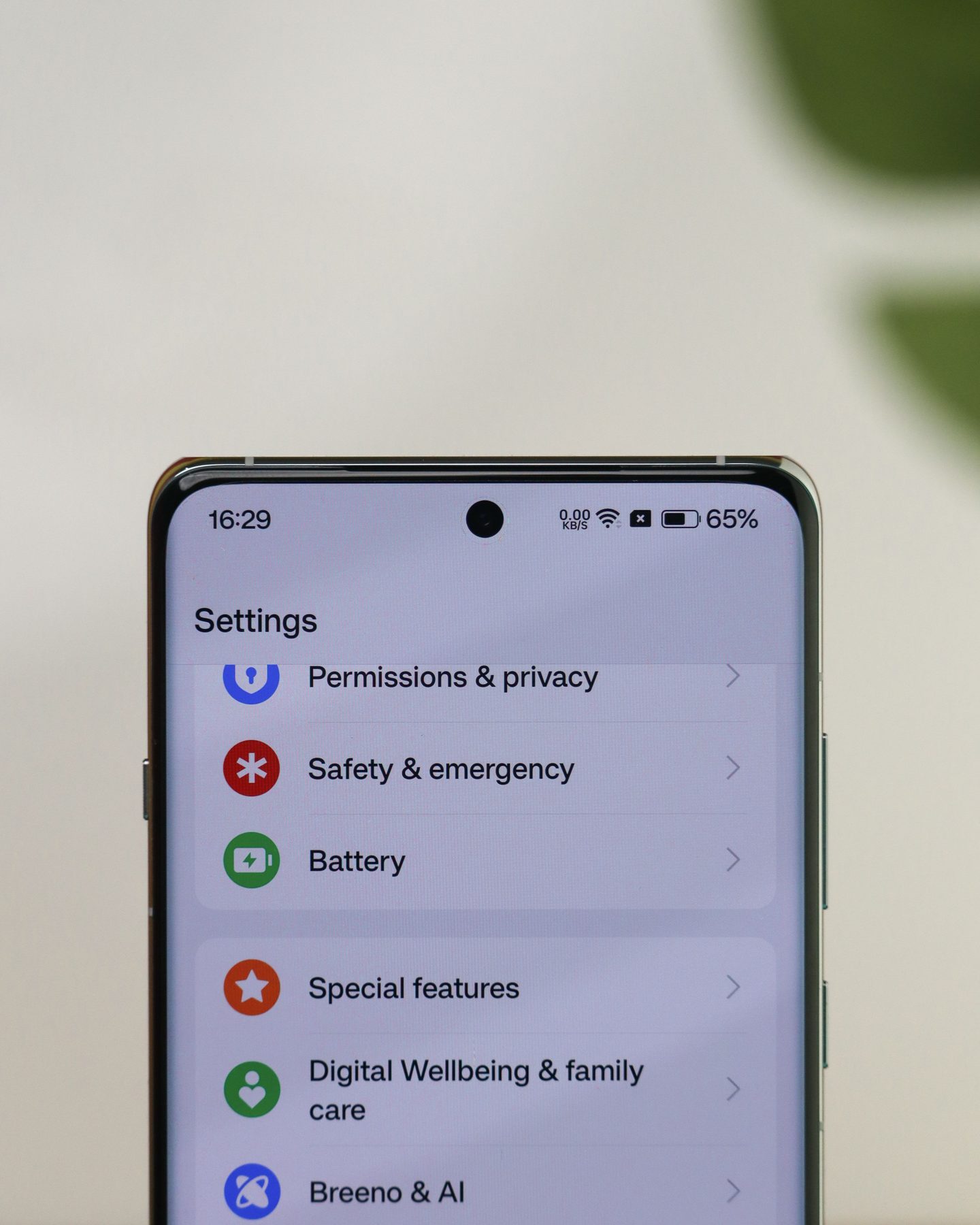 Settings on Smartphone Touchscreen Settings on smartphone touchscreen, representing UCSTAK's Forwarding Voicemail to a Backup Extension feature.
